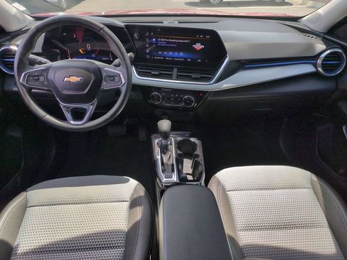 Used 2025 Chevrolet Trax LT w/ LT Convenience Package FWD image 25