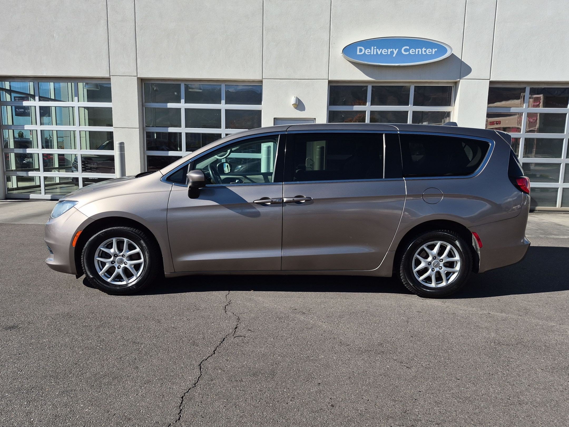 Used 2017 Chrysler Pacifica Touring FWD image 9