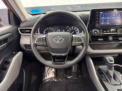 Used 2020 Toyota Highlander XLE AWD/4WD image 8