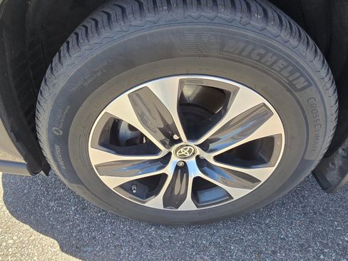 Used 2021 Toyota Highlander XLE image 9