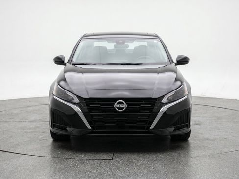Used 2025 Nissan Altima 2.5 SV FWD image 2