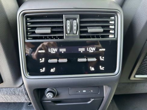 Used 2025 Porsche Cayenne E-Hybrid Coupe image 35