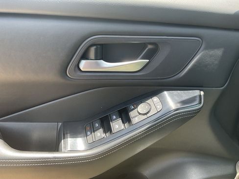 Used 2025 Nissan Rogue SV FWD image 11