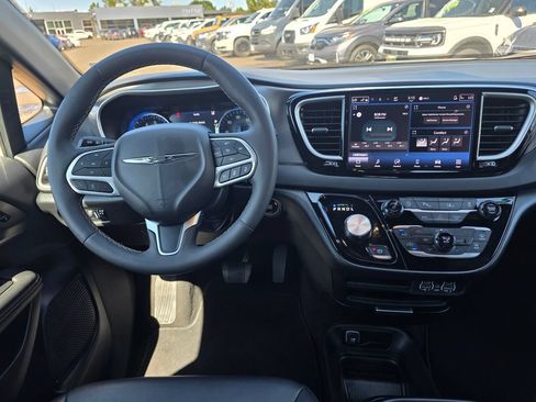 Used 2025 Chrysler Pacifica Select FWD image 12