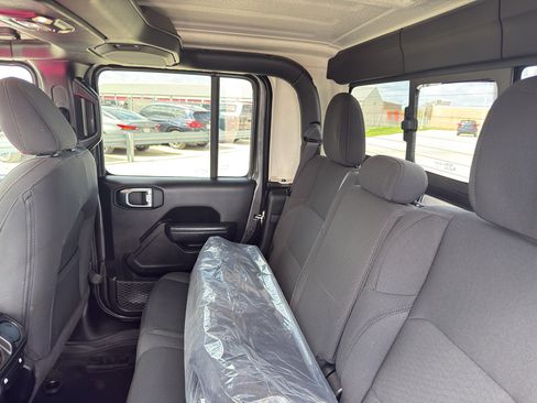 Used 2023 Jeep Gladiator Sport AWD/4WD image 31