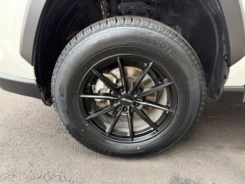 Used 2022 Toyota RAV4 XLE Premium image 9