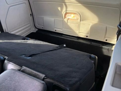 Used 2016 Chrysler Town & Country Touring image 34