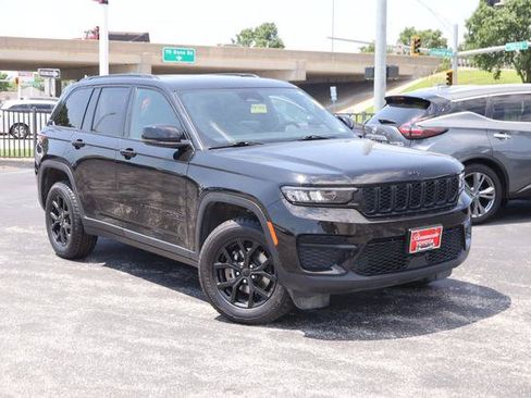 Used 2024 Jeep Grand Cherokee Altitude AWD/4WD image 6