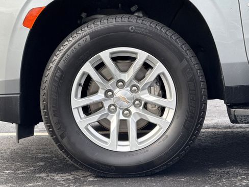 Used 2024 Chevrolet Suburban LT image 36