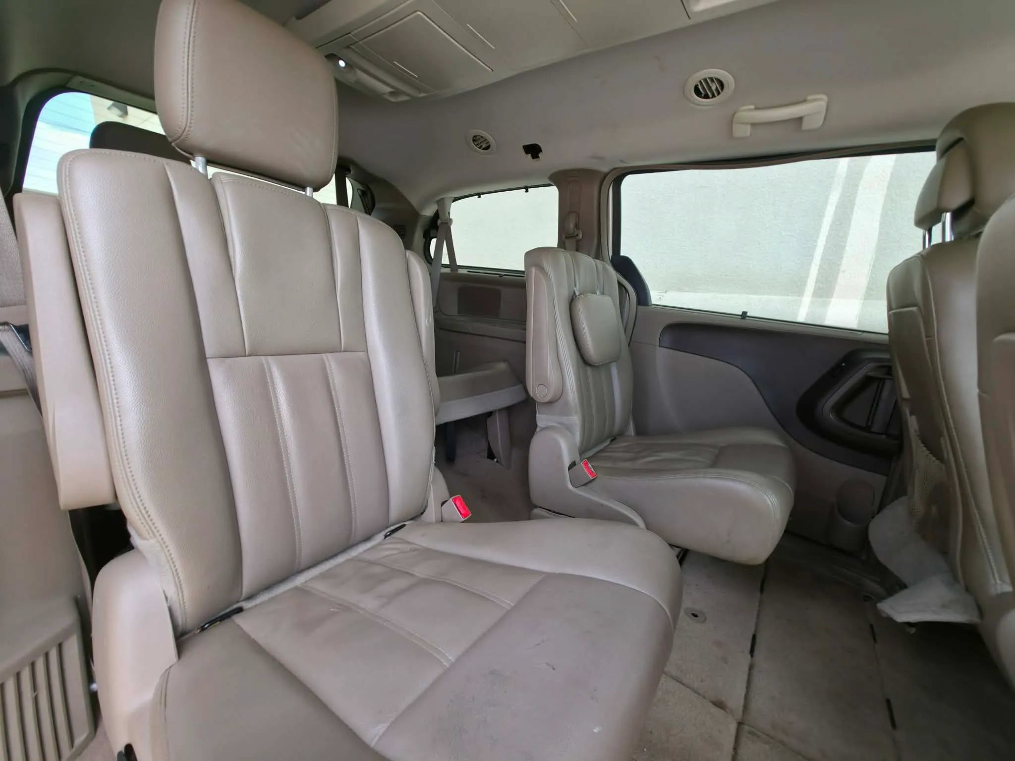 Used 2014 Chrysler Town & Country Touring FWD image 16