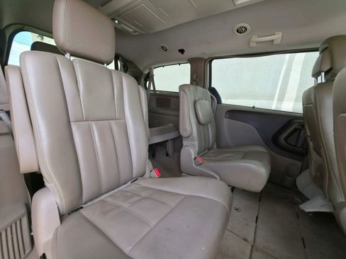 Used 2014 Chrysler Town & Country Touring image 16