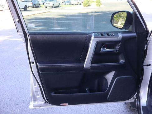 Used 2016 Toyota 4Runner SR5 AWD/4WD image 22