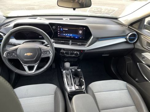 Used 2025 Chevrolet Trax LT w/ LT Convenience Package FWD image 11