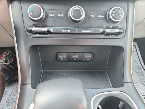Used 2024 Kia Carnival LX FWD image 27