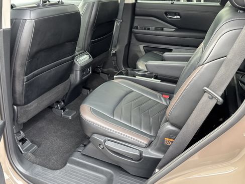 Used 2023 Nissan Pathfinder Platinum image 27