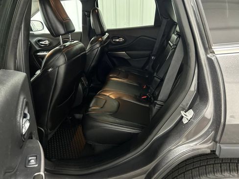 Used 2019 Jeep Cherokee Latitude Plus w/ Comfort/Convenience Group AWD/4WD image 9