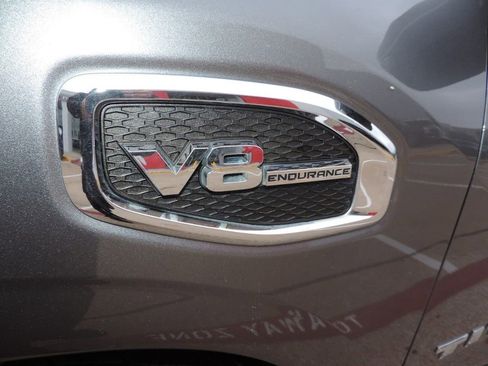 Used 2017 Nissan Titan SV image 11