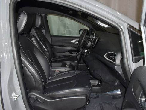 Certified 2025 Chrysler Pacifica Select image 28