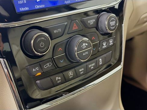 Used 2019 Jeep Grand Cherokee Limited AWD/4WD image 23