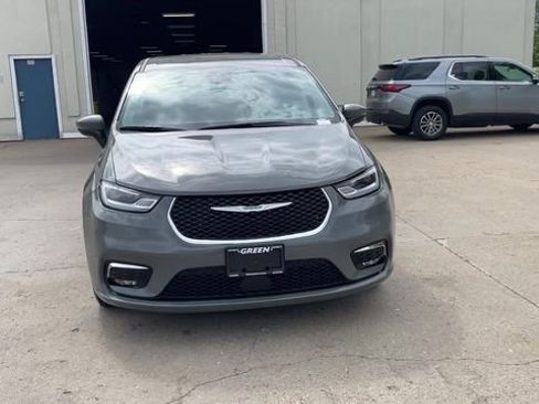 Used 2023 Chrysler Pacifica Touring-L FWD image 3