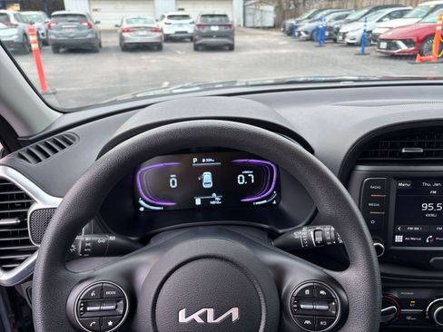 Used 2025 Kia Soul LX w/ LX Technology Package image 28