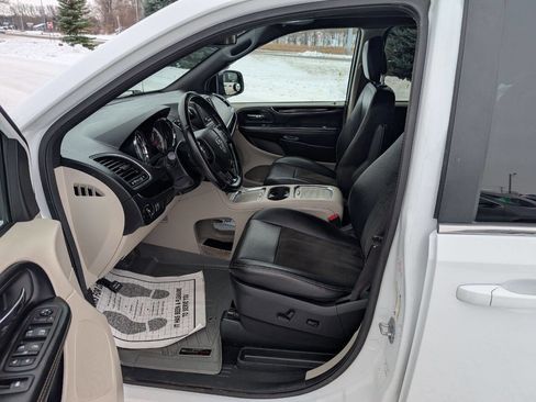 Used 2019 Dodge Grand Caravan SXT w/ Rear Park Assist Package image 16