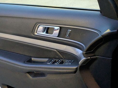 Used 2018 Ford Explorer XLT image 12