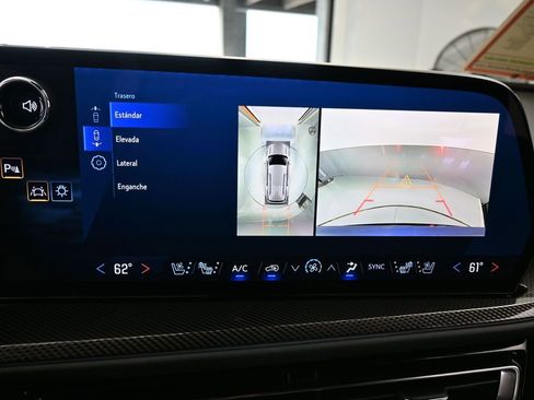 Used 2025 Chevrolet Traverse High Country FWD image 21