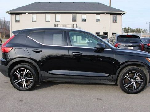 Used 2025 Volvo XC40 B5 Core image 6