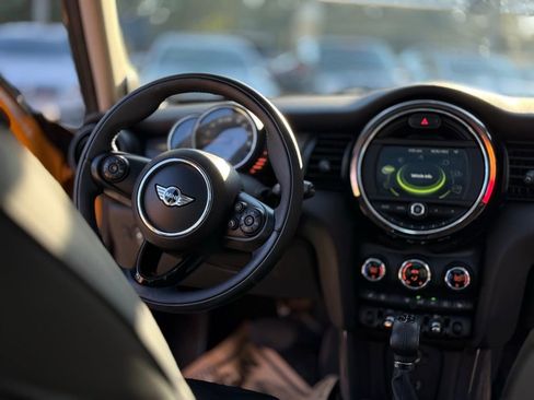 Used 2017 MINI Cooper 4-Door Hardtop image 16