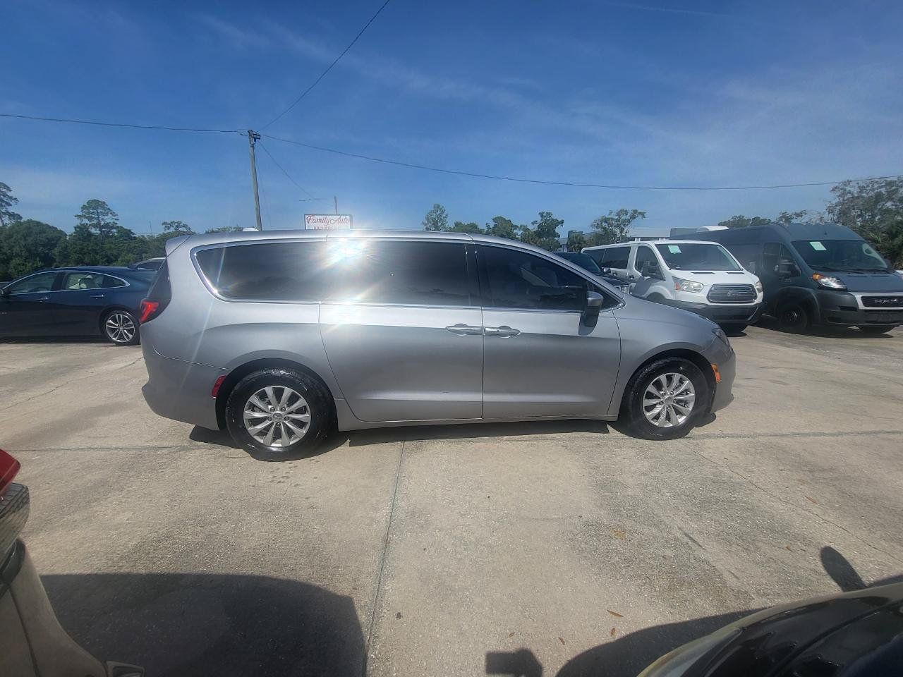 Used 2017 Chrysler Pacifica Touring w/ Tire & Wheel Group FWD image 7