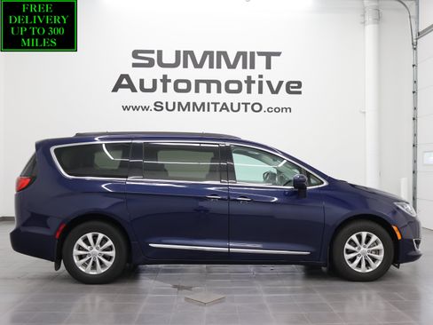 Used 2017 Chrysler Pacifica Touring-L FWD image 1