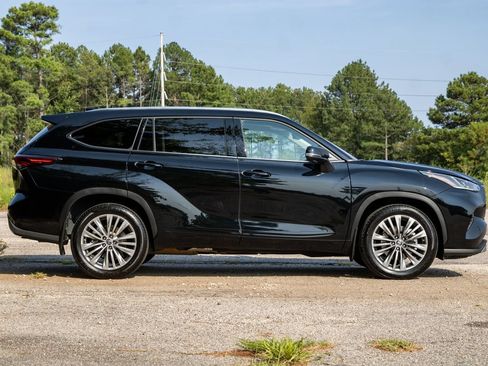 Used 2022 Toyota Highlander Platinum AWD/4WD image 4