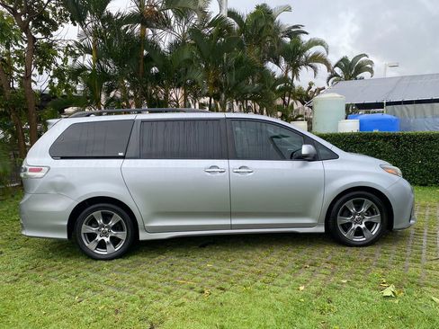 Used 2018 Toyota Sienna SE image 8