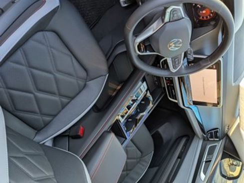 New 2026 Volkswagen Atlas Peak Edition image 2