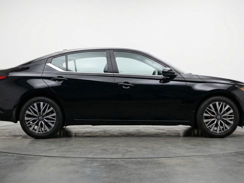 Used 2025 Nissan Altima 2.5 SV image 11