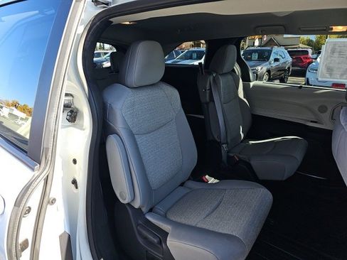 Used 2025 Toyota Sienna LE image 16