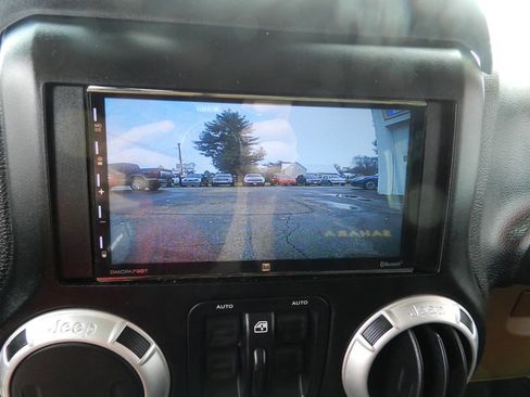 Used 2014 Jeep Wrangler Unlimited Sahara image 18