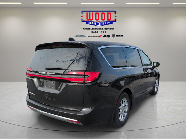 Used 2023 Chrysler Pacifica Touring-L FWD image 4