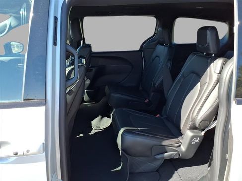 New 2026 Chrysler Pacifica Select image 24