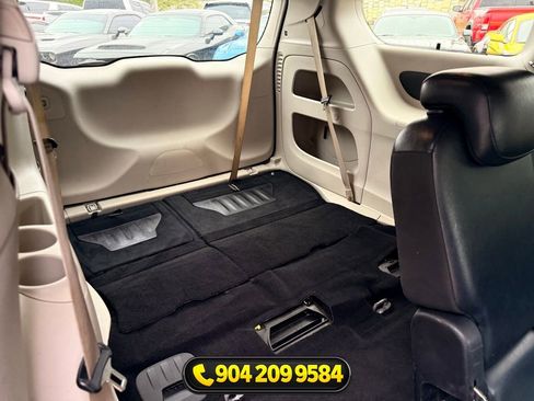 Used 2019 Chrysler Pacifica Touring-L FWD image 31