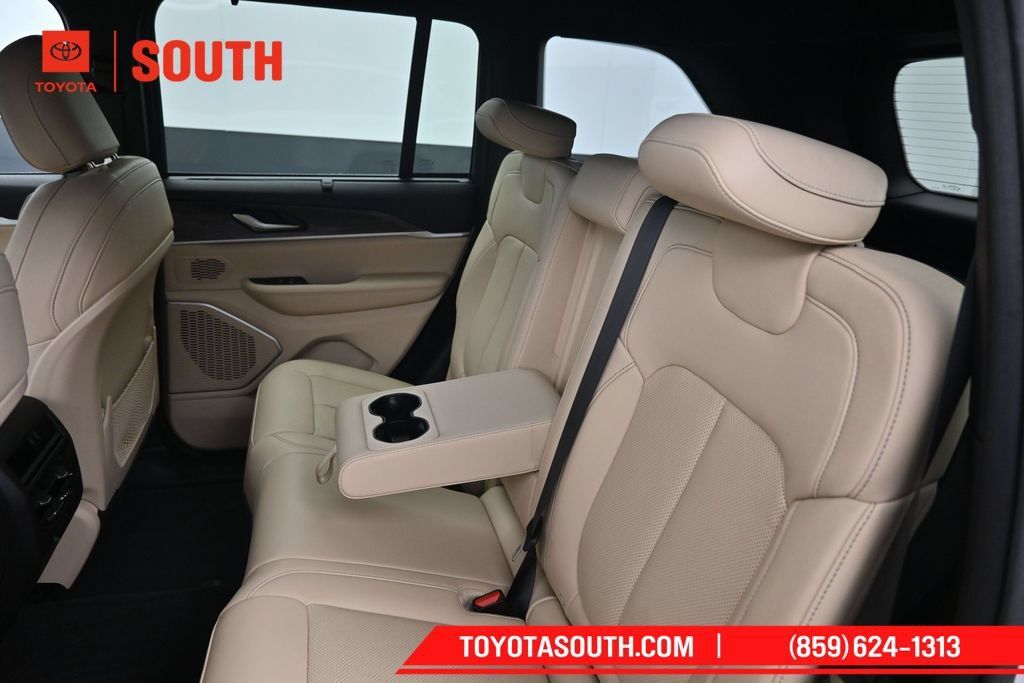Used 2023 Jeep Grand Cherokee Limited w/ Luxury Tech Group II AWD/4WD image 31