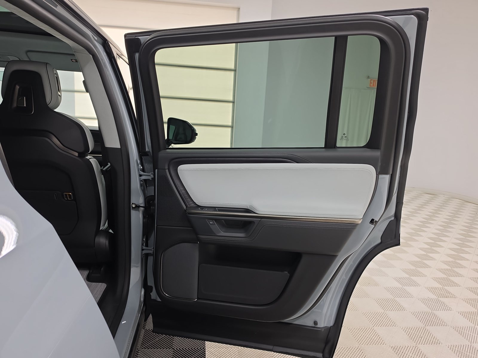Used 2025 Rivian R1S Adventure Dual AWD/4WD image 19