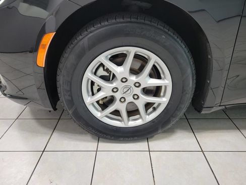 Certified 2023 Chrysler Pacifica Touring-L FWD image 42