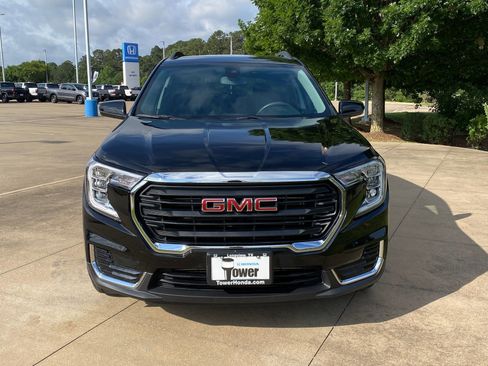 Used 2024 GMC Terrain SLE w/ Driver Convenience Package FWD image 2