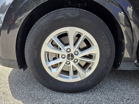 Used 2022 Kia Carnival LX FWD image 28