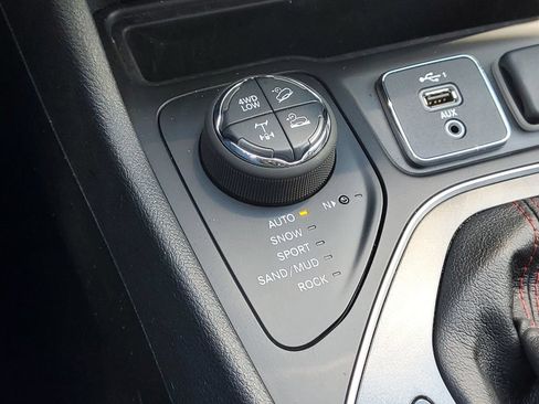 Used 2019 Jeep Cherokee Trailhawk w/ Cold Weather Group AWD/4WD image 30