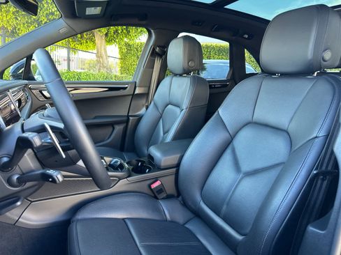 Certified 2025 Porsche Macan AWD/4WD image 5