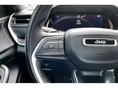 Used 2022 Jeep Grand Cherokee Altitude AWD/4WD image 18
