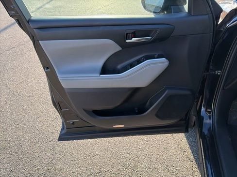 Used 2022 Toyota Highlander XLE image 11